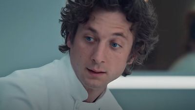 The Wild Story Behind Jeremy Allen White’s Bodyguard Trying To Protect Him From A Gaggle Of Girls Because He’s ‘Extra Famous’ In Chicago
