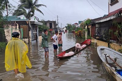 Super Typhoon Fung-wong latest: Storm heads towards Taiwan after killing four in Philippines