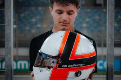 Lando Norris pays tribute to ‘dear friend’ Gil de Ferran with signature helmet at F1 testing