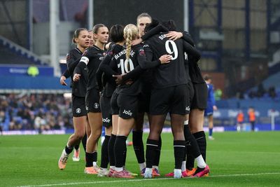 Khadija Shaw sends Man City to top of WSL after victory over Everton