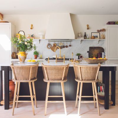 This is the best kitchen layout for hosting – but these easy 3 tips will make any other layout more sociable too
