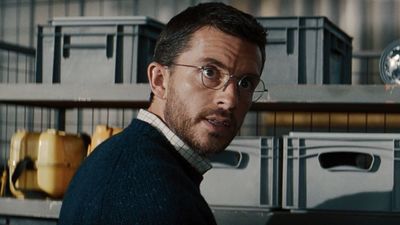 I Rewatched Jurassic World Rebirth, And Jonathan Bailey Is More Than Just Slutty Little Glasses