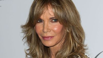 How Jaclyn Smith’s Front Porch Uses Garland, Wreaths, and Poinsettias to Capture the True Spirit of Christmas in a Simple, Elegant Design