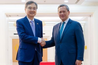 South Korean foreign minister meets Cambodia's leader to push effort to fight criminal cyberscams
