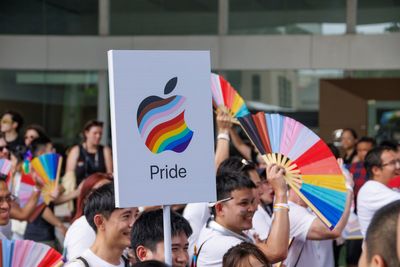 Apple removes gay dating apps after pressure from China