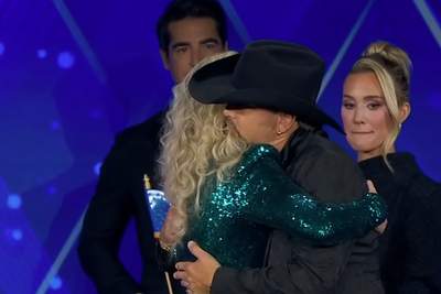 Jason Aldean’s wife serves up if-looks-could-kill moment after latest Erika Kirk tight hug