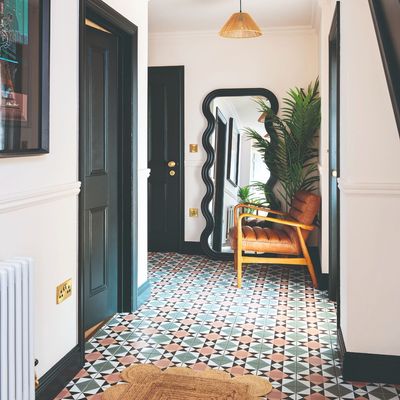 4 things that people with an organised hallway always do – expert tips that guarantee a neat entranceway