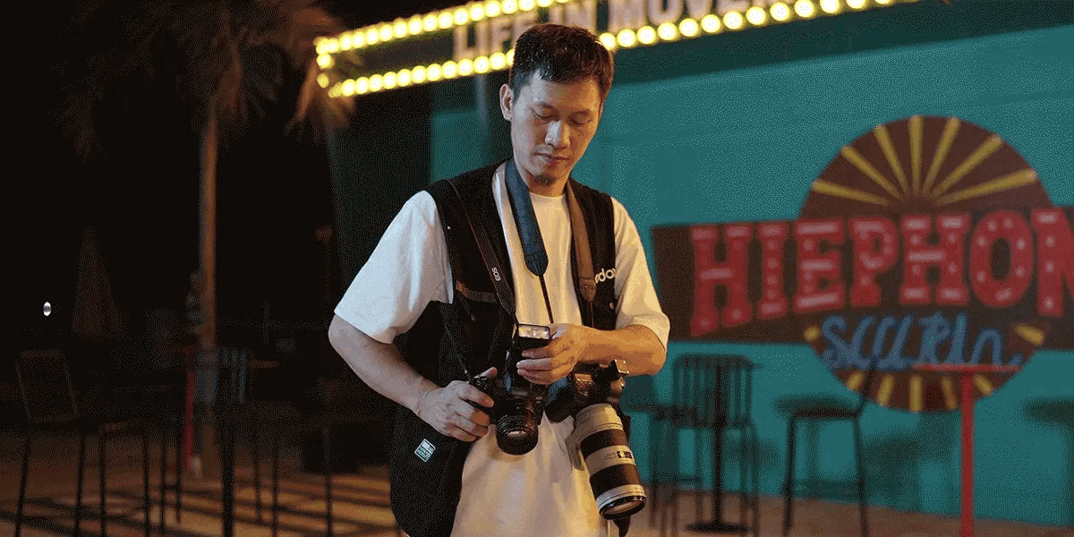 This unusual flash quickly switches from on-camera to off, thanks to a magnetic, modular design