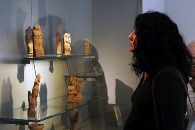 Thieves steal ancient Roman-era statues from the national museum in Syria