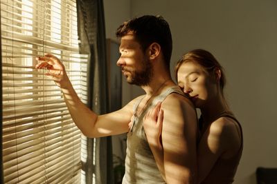 12 Signs You’re Low-Key Trauma Bonding (Not Loving)