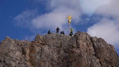Zugspitze: Golden cross removed from Germany’s highest peak