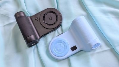 Belkin Stage PowerGrip vs. KraftGeek PowerShutter: Convert your smartphone into an old-school camera with these new-school power banks. They both have their charms, but one has an advantage over the other