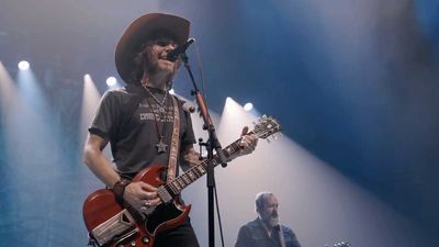 Watch Blackberry Smoke pay tribute to Gary Rossington with the guitar used during the recording of Lynyrd Skynyrd's Free Bird