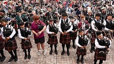 Bagpipers in Melbourne set world record with AC/DC performance