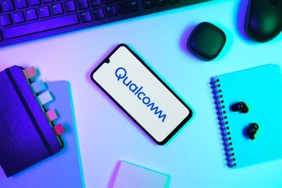 Is Qualcomm Up 40% or Down 20%? 2 Contrarian Takes