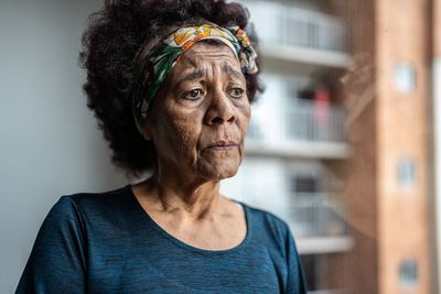 Experts discover a link between how much money you make and dementia risk