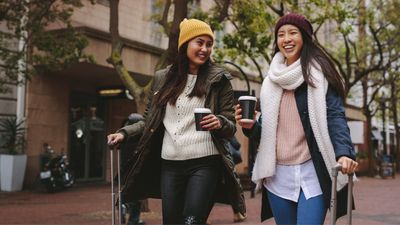 4 Smart Ways To Score the Best 2025 Holiday Travel Deals