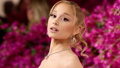 How about you don’t rush the ‘Wicked’ red carpet to try to meet Ariana Grande?!