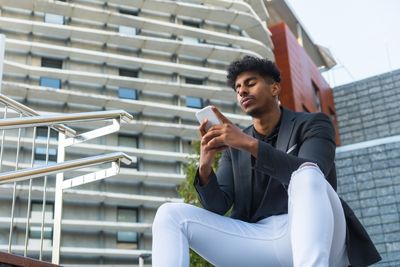 10 Small Habits That Quietly Drain a Man’s Confidence