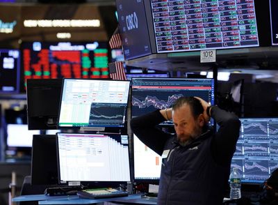 US markets struggle amid tech sell-off and economic uncertainty
