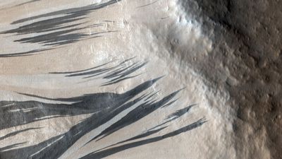 2 million black 'streaks' on Mars finally have an explanation, solving 50-year mystery