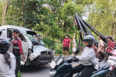 A minibus carrying Chinese tourists crashes in Bali, killing 5 passengers