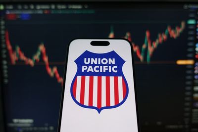 Warren Buffett Disciple Seth Klarman Takes New Stake In Railroad Company, Lowers Stake In This Magnificent Seven Stock