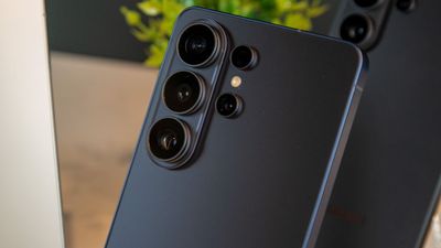 Samsung Galaxy S26 Ultra vs. Motorola Razr Ultra 2025: When David takes on Goliath