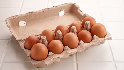 6 Things You Should NEVER Do With Raw Eggs