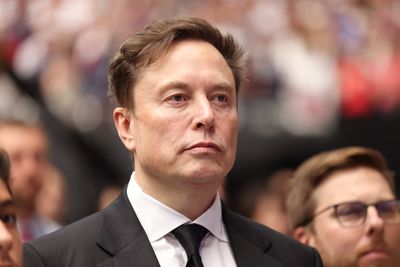 Elon Musk Reclaims Top Spot As Larry Ellison's $101B AI Gain Evaporates, Accused of 'Ruining' Twitter Algorithm