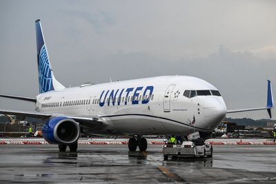 United flight forced to make emergency landing in St Louis after passenger made bomb threat, report says