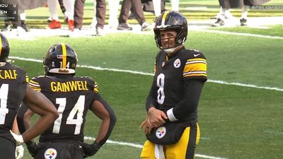 Aaron Rodgers, Grimacing in Pain, Leaves Steelers Game With Left Hand Injury