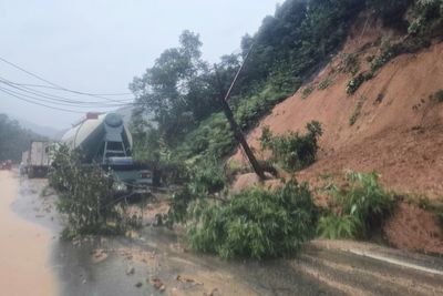 At least six killed as landslide hits bus on mountain pass in Vietnam