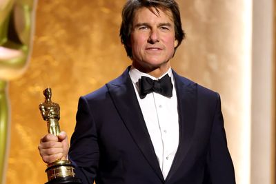 Tom Cruise makes emotional speech as he accepts Oscar award