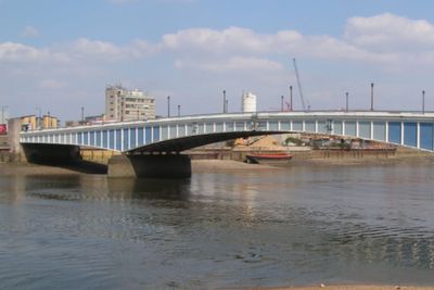 Wandsworth Bridge closed due to police incident