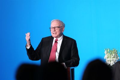 Buffett Trims Apple, Bets Big on Alphabet Ahead of Retirement