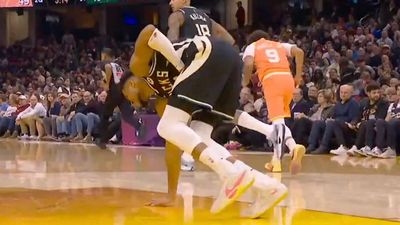 Giannis Antetokounmpo Leaves Bucks–Cavs Game With Injury