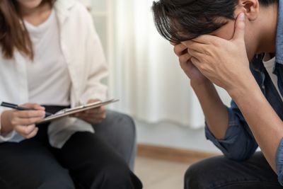 Therapy or Lifestyle Change? Choosing the Right Bipolar Disorder Treatment Plan