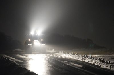 London councils ask residents to grit their own roads as capital gripped by five-day cold snap