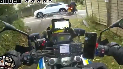 This motorcycle chase would make GTA players sweat. Knives flying, helmets thrown, and cops barely hanging on