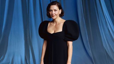 Maggie Gyllenhaal’s Masterfully Curated Dining Room Shows the Enduring Power of Minimalist Design and Perfectly Chosen Fixtures