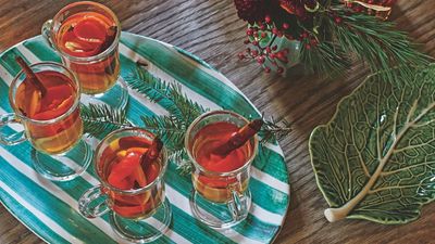 Give a Warm Welcome to Your Thanksgiving Guests With This Simple 3-step Spiced Hot Toddy