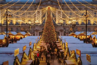 Tourists are flocking to Buckingham Palace’s ‘Christmas market’ – but something isn’t right