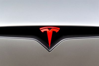 Is Tesla Setting Up for a Year-End Rebound—or a Collapse?