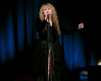 Stevie Nicks review – rock legend dazzles Brooklyn with anecdotes and classic hits