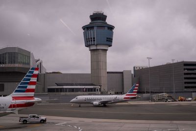 Thousands of air controllers miss out on FAA bonuses over single rule