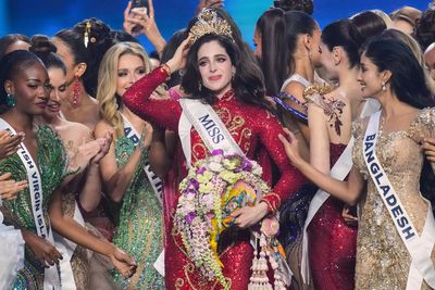 Miss Mexico is crowned Miss Universe at a pageant where she stood up to a host's bullying