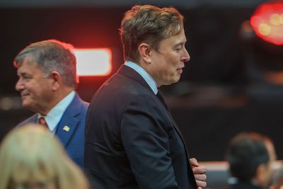 Elon Musk's Grok AI Goes Off the Rails With Shocking Praise, Bizarre Claims