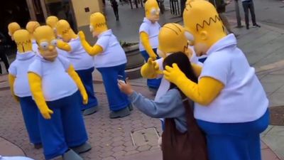 Bus drops off dozens of identical figures in Santa Monica while confused locals try to make sense of the chaos