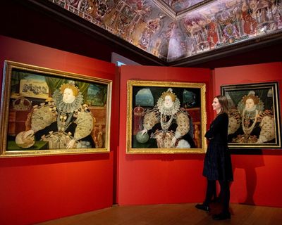 An Elizabethan power move with bows